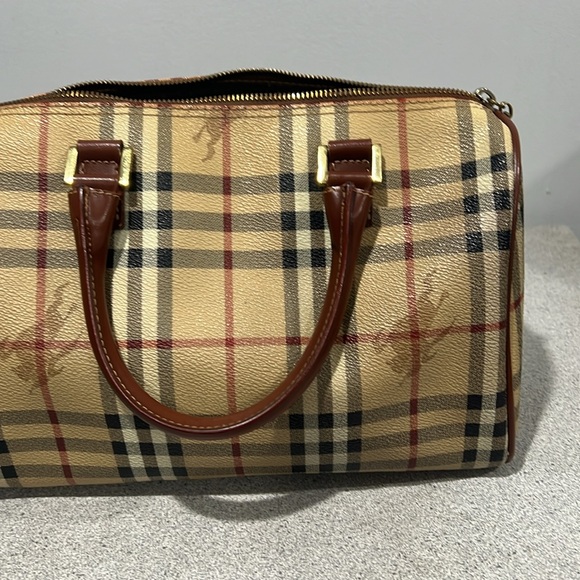 Selling my used Burberry tote bag. Some wear and tear by the handles. - Picture 4 of 6